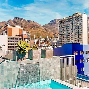 Urban Oasis Apartahotel